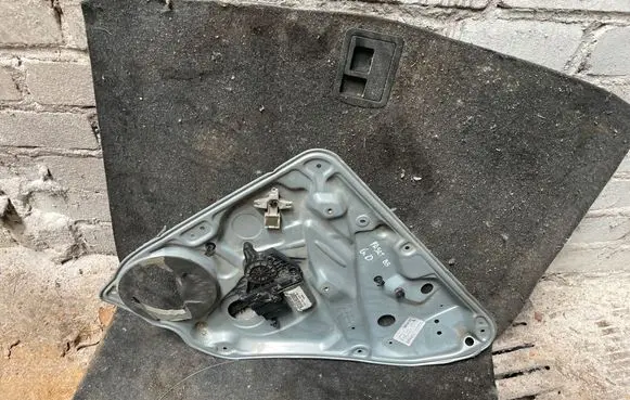 Volkswagen PASSAT B5 Rear door window regulator with motor 3B9839756C