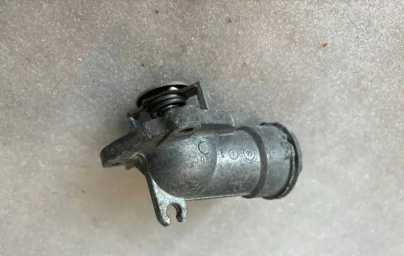 Thermostat/thermostat housing