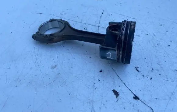 Volkswagen PASSAT B8 Piston with connecting rod