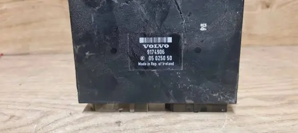 Volvo S70 V70 V70 XC Air suspension control unit module (rear) 9174906