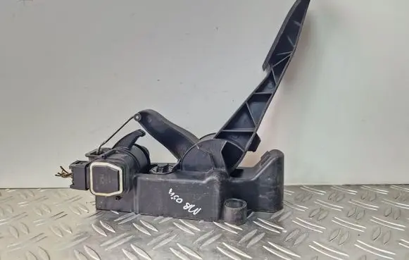 Mercedes-Benz A W169 Accelerator throttle pedal A1693000204