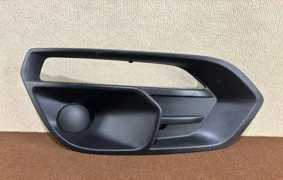Iveco Daily 30.8 - 9 Front bumper lower grill 105802356345