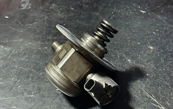 BMW X6 M Fuel injection high pressure pump 7599865 0121580 8604232
