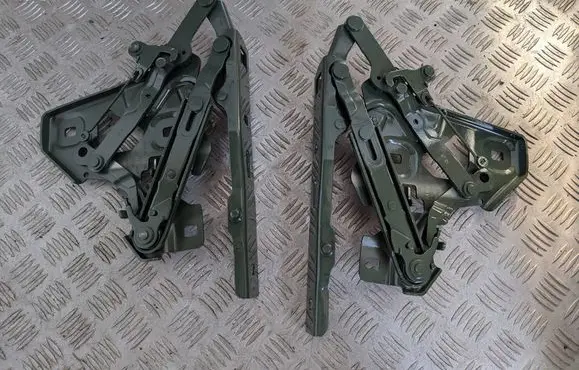 Engine bonnet/hood hinges