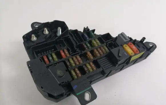 BMW 5 E60 E61 Fuse module 6906588