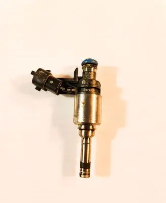 Hyundai Tucson TL Fuel injector 353102B110