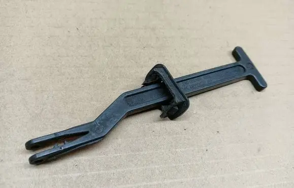 Volkswagen PASSAT B5.5 Engine bonnet (hood) release handle 3B0823593