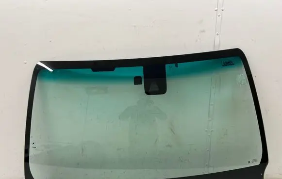 Toyota Hilux VIII Front windscreen/windshield window 43R010398