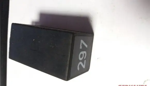 Volkswagen PASSAT B5 Other relay 443927351B
