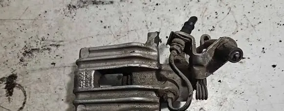Volkswagen Jetta VI Rear brake caliper