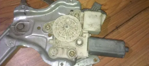 Toyota Corolla E120 E130 Front door window regulator motor 992046100 992046-100