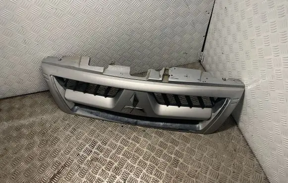 Mitsubishi Pajero Bonnet/hood grill 
