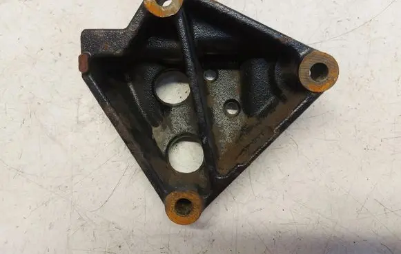 Toyota Prius (XW50) Engine mount bracket