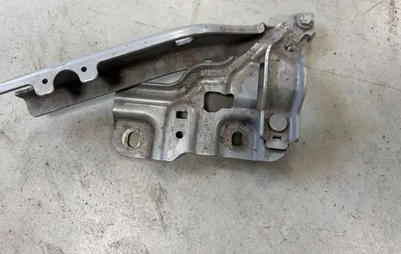 Audi Q3 F3 Engine bonnet/hood hinges 83A8233022
