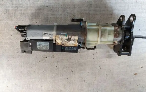 Volkswagen PASSAT B7 Tailgate hydraulic pump motor 3C9827383J
