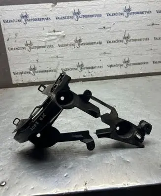 Rear bumper mounting bracket
