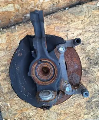 Honda FR-V Front wheel hub spindle knuckle