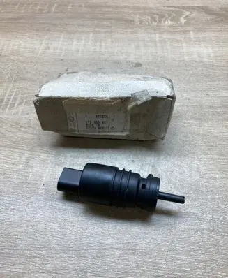Volkswagen Touran I Windscreen/windshield washer pump 1T0955651