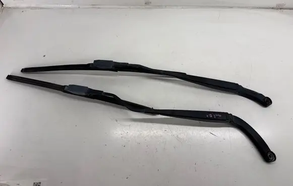 Ford Mustang VI Front wiper blade arm FR3B17C495AA FR3B17B588AA