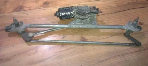 Chrysler PT Cruiser Front wiper linkage and motor nenustayta