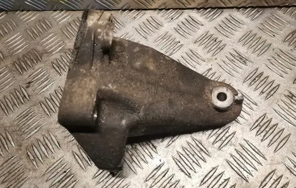 Mercedes-Benz CLK A209 C209 Engine mounting bracket 2712230904