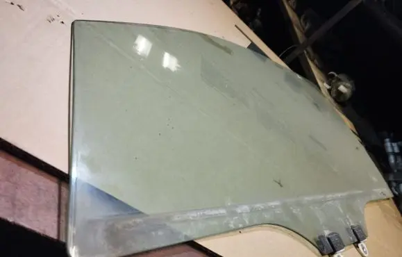 Honda FR-V Front door window glass four-door