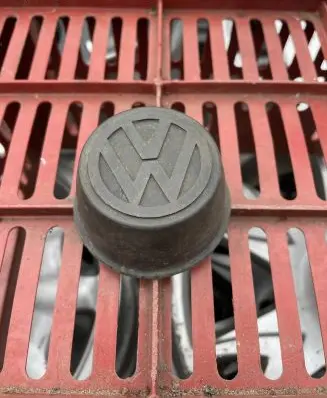 Volkswagen Golf I Original wheel cap 321601171A