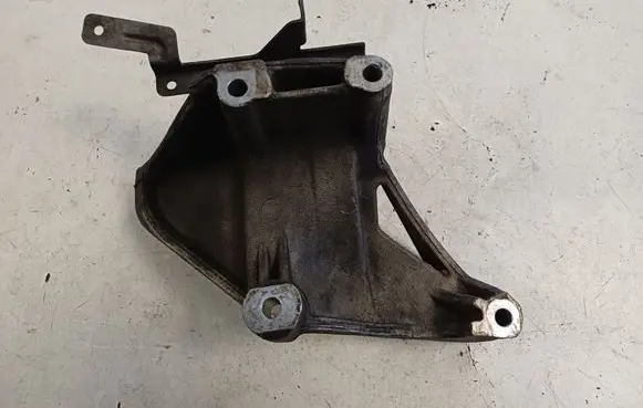 Volkswagen Touareg I Engine mounting bracket 070199307A