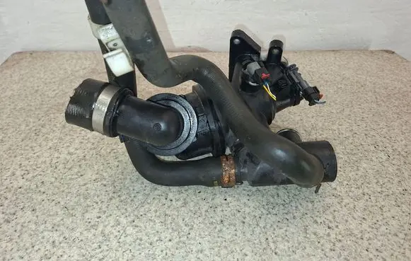 Land Rover Evoque I Thermostat/thermostat housing G4D33575BC HSR2526800