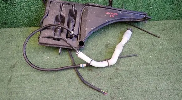 Maserati Levante Windshield washer fluid reservoir/tank 