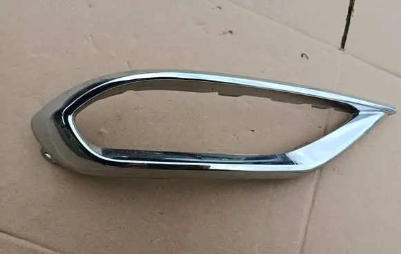 Rear bumper trim bar molding