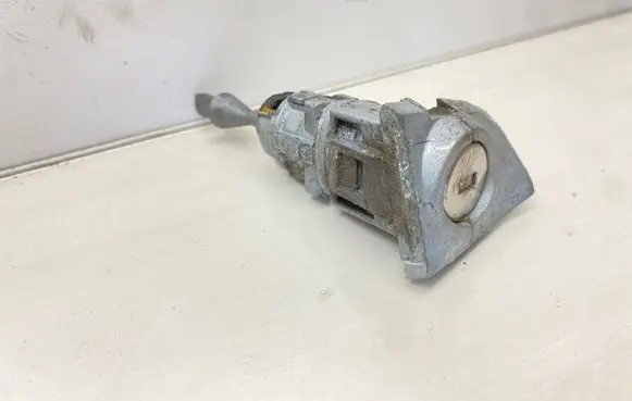 Volkswagen PASSAT B8 Front door lock (next to the handle) 