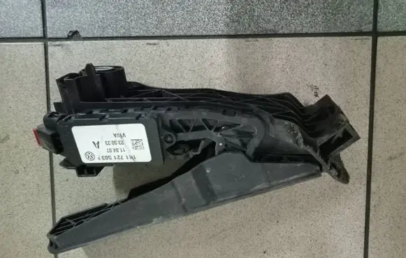 Volkswagen Golf V Accelerator throttle pedal 1K1721503P