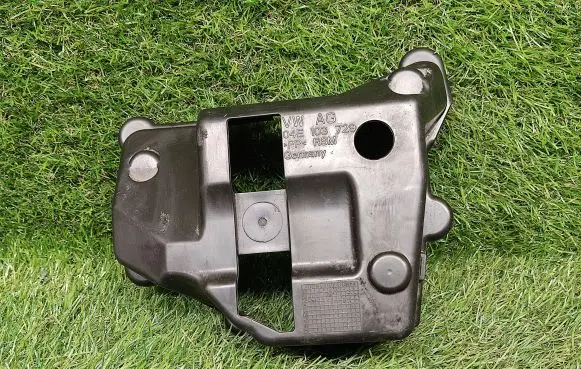 Volkswagen Jetta VI Other engine bay part 04E103729
