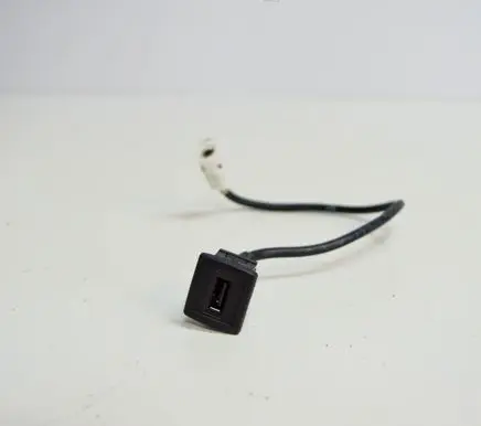 Mercedes-Benz C W204 USB socket connector A1728200515