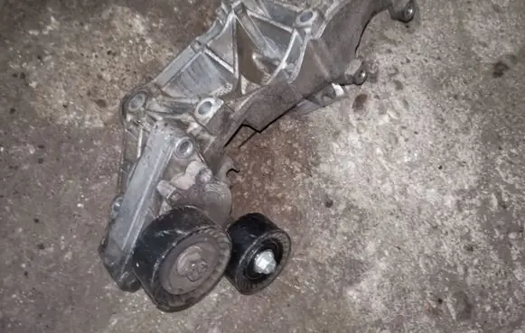 Nissan Qashqai Generator/alternator bracket 8200527320C