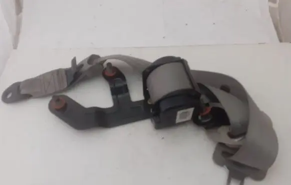 KIA Carnival Rear seatbelt 898204D130