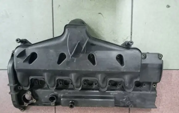 Volvo XC90 Rocker cam cover 08675978 DP5UA PA66GF35