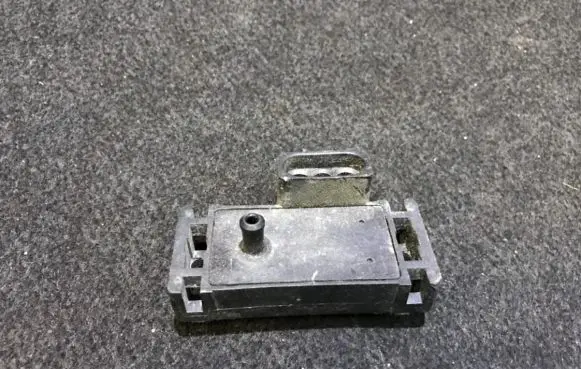 Renault Laguna I Air pressure sensor gm466 8767165