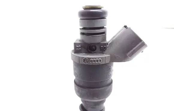 Audi A3 S3 8P Fuel injector 06A906031BT