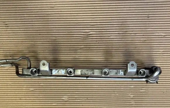 Volkswagen Polo IV 9N3 Fuel main line pipe 06A133329C