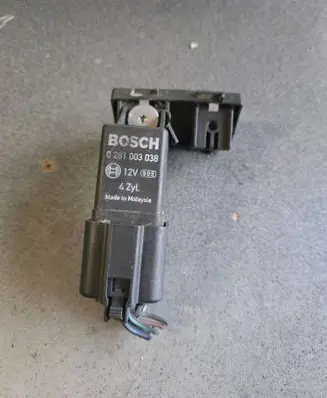 Volkswagen Golf VII Glow plug pre-heat relay 0281003038