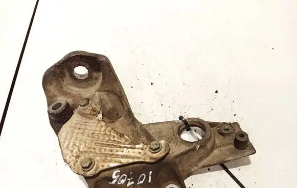 Engine mounting bracket