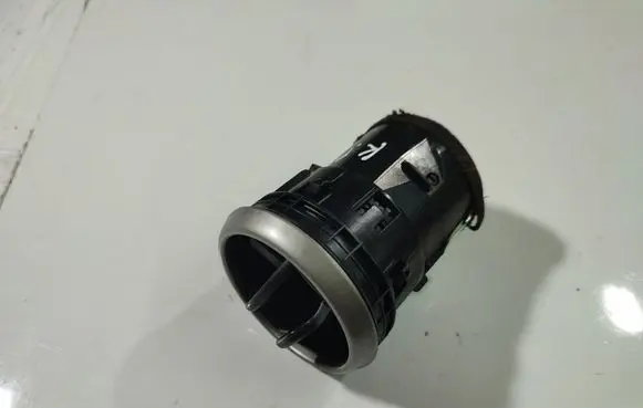 Nissan Qashqai Dash center air vent grill P10670