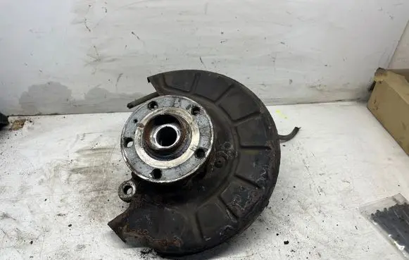 Volkswagen Golf Plus Front wheel hub