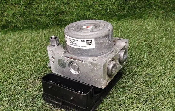 Ford Fusion II ABS Pump DG9C2C405AH