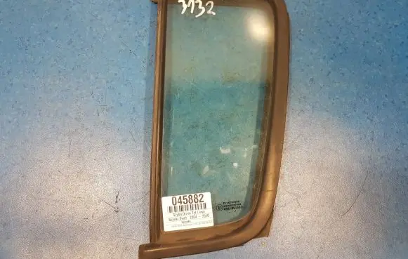 Suzuki Swift I Rear door window glass