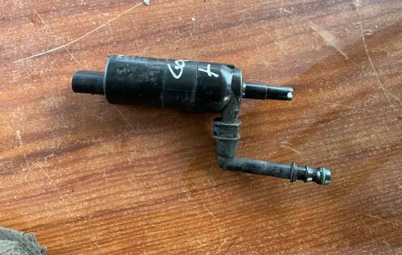 Volkswagen Golf Plus Headlight washer pump 3B7955681