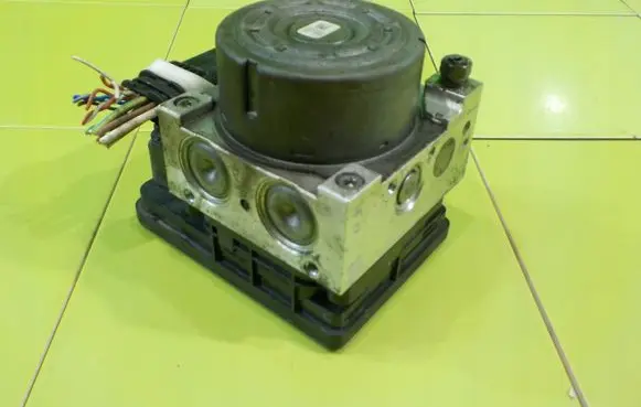 Citroen DS3 ABS Pump 9817031680
