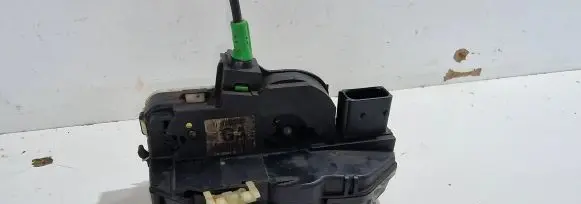 Opel Insignia A Front door lock 3023881